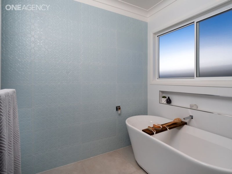 30 Ross Parkway, Gobbagombalin NSW 2650