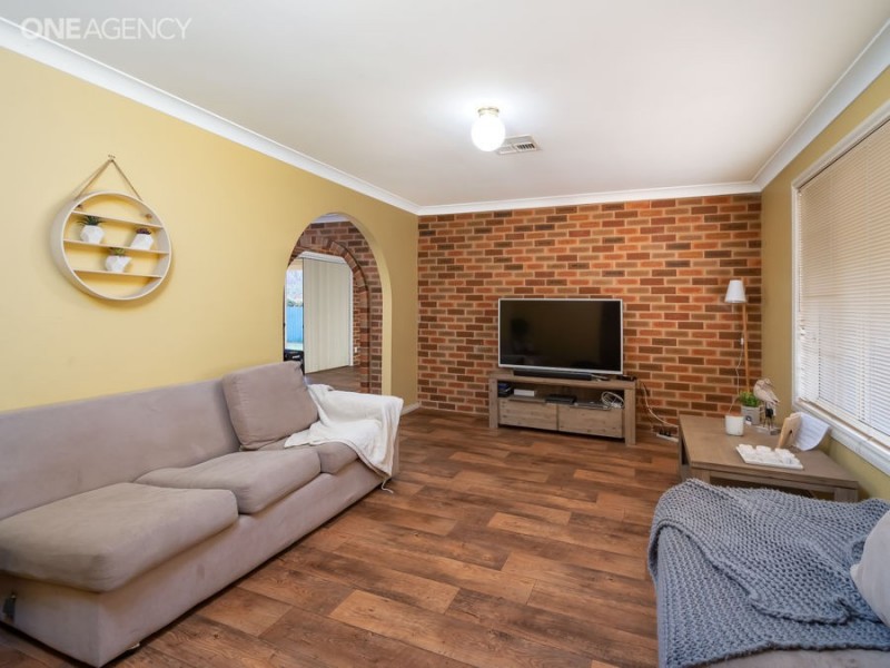 11 Karoom Drive, Glenfield Park NSW 2650
