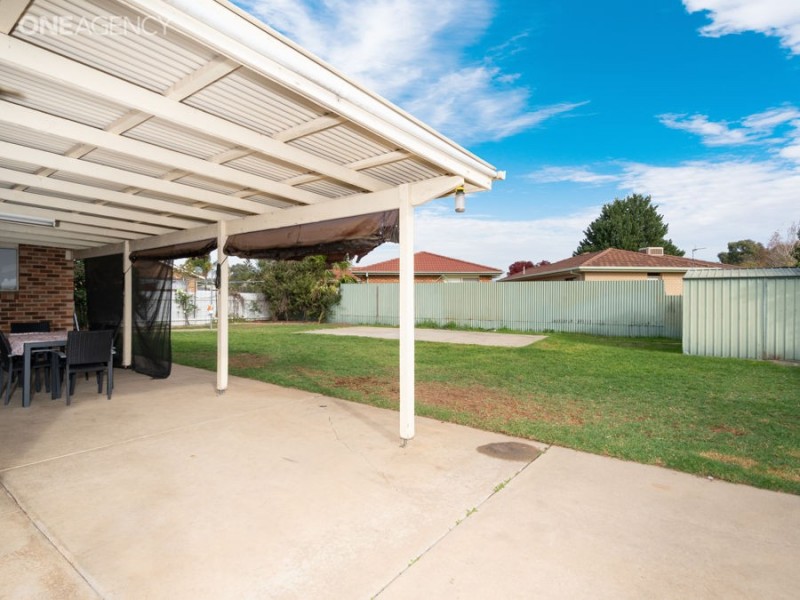 11 Karoom Drive, Glenfield Park NSW 2650