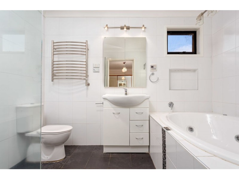 70 Mimosa Drive, Mount Austin NSW 2650