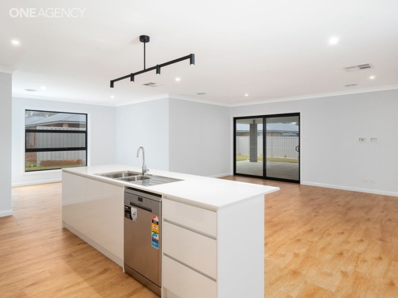 3 Yenda Avenue, Gobbagombalin NSW 2650