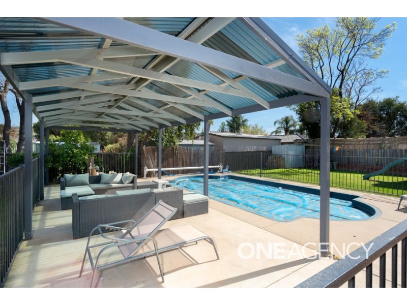 4 Paisley Street, Lake Albert NSW 2650