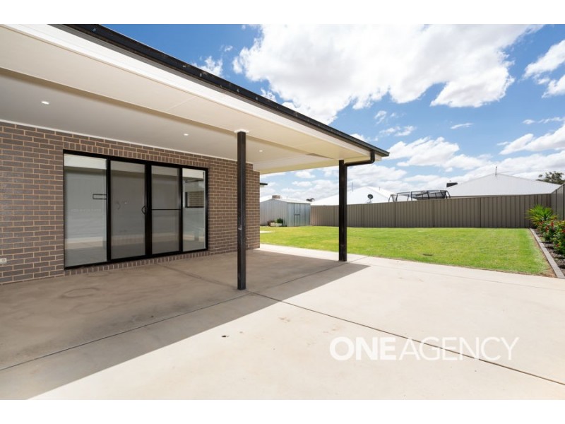 18 Darcy Drive, Boorooma NSW 2650