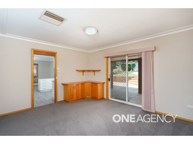 9 Amsterdam Crescent, Tolland NSW 2650