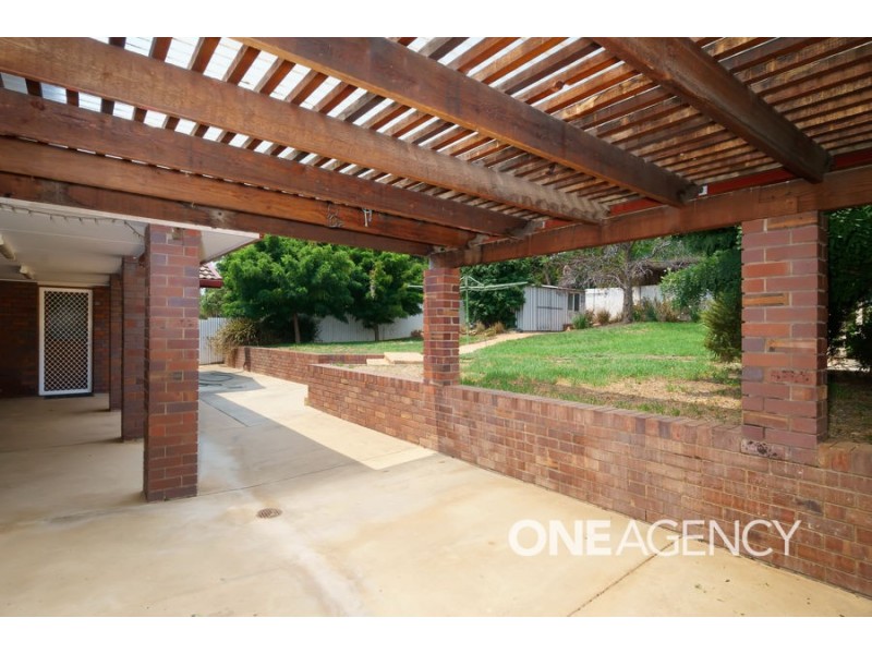 9 Amsterdam Crescent, Tolland NSW 2650
