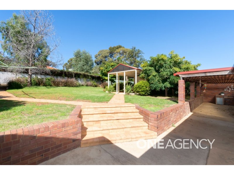 9 Amsterdam Crescent, Tolland NSW 2650