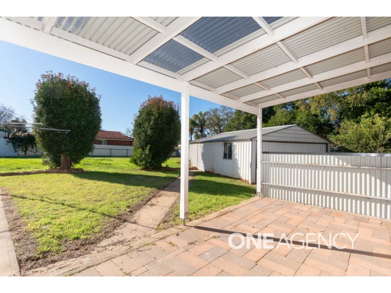 19 Cochrane Street, Kooringal NSW 2650