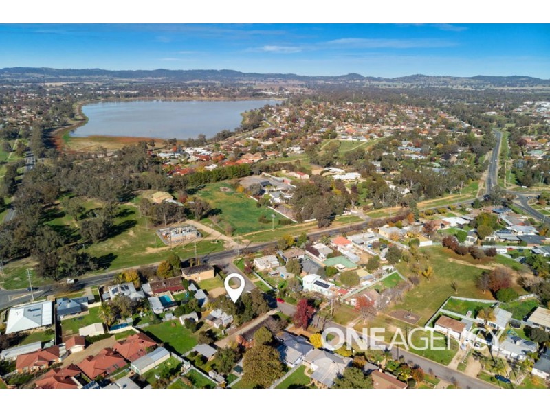 19 Cochrane Street, Kooringal NSW 2650