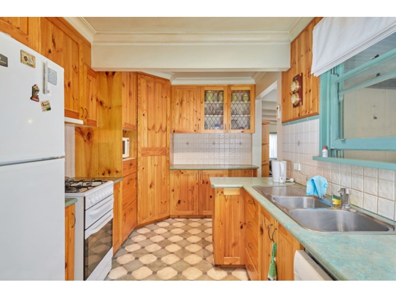 19 SPOONER AVENUE, Mount Austin NSW 2650