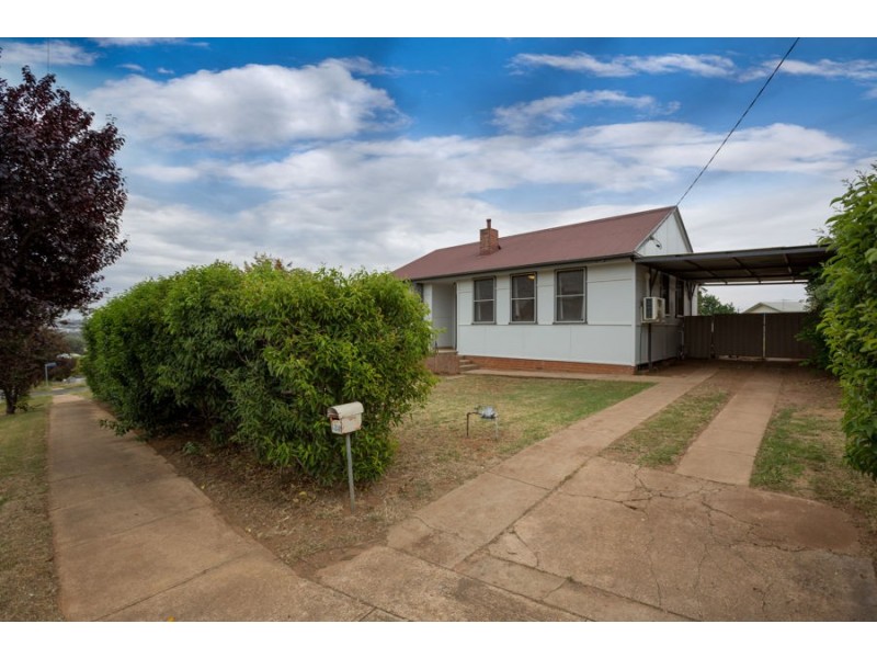 138 MACLEAY STREET, Mount Austin NSW 2650
