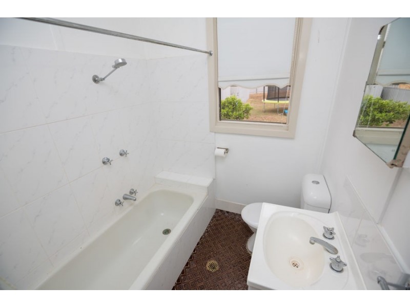 138 MACLEAY STREET, Mount Austin NSW 2650