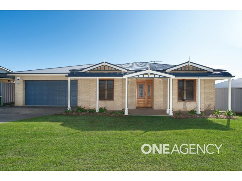 10 DEAKIN AVENUE, Lloyd NSW 2650