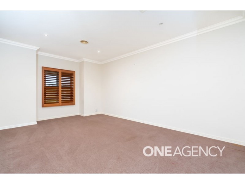 10 DEAKIN AVENUE, Lloyd NSW 2650