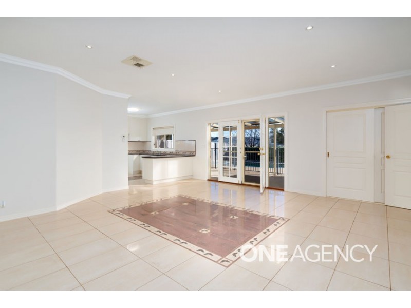 10 DEAKIN AVENUE, Lloyd NSW 2650