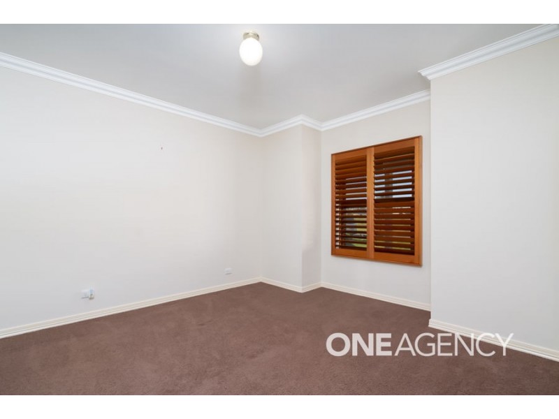 10 DEAKIN AVENUE, Lloyd NSW 2650