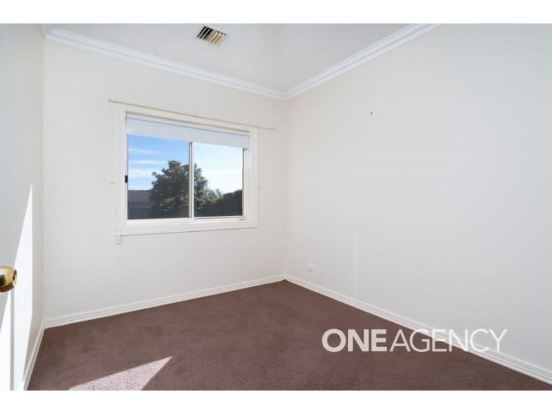 10 DEAKIN AVENUE, Lloyd NSW 2650