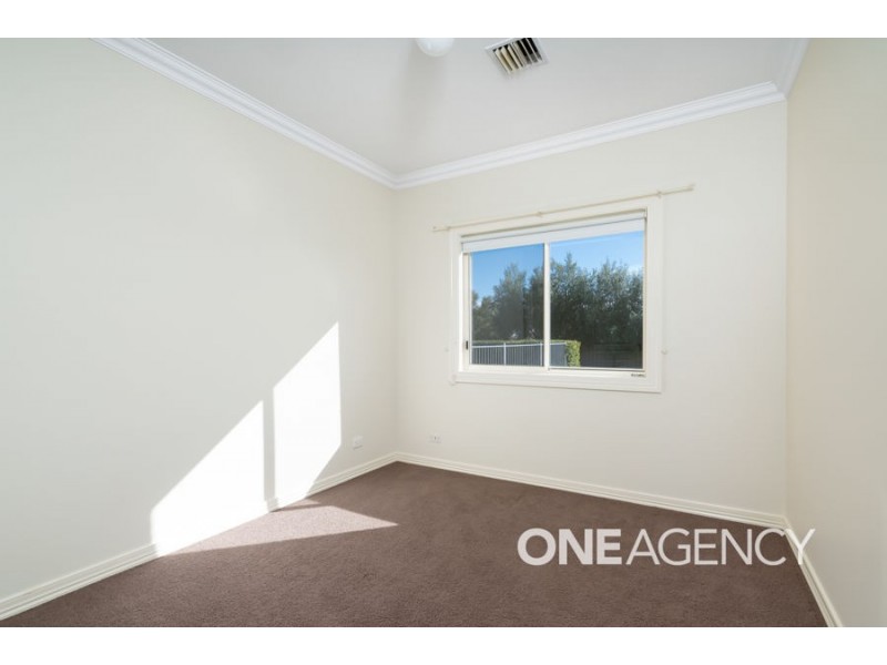 10 DEAKIN AVENUE, Lloyd NSW 2650