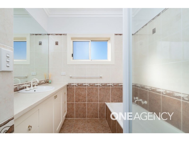 10 DEAKIN AVENUE, Lloyd NSW 2650