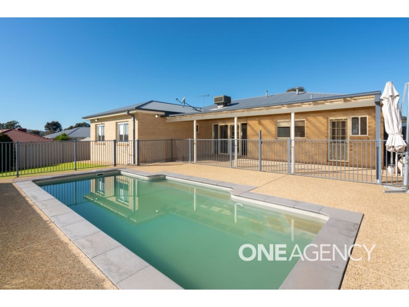 10 DEAKIN AVENUE, Lloyd NSW 2650