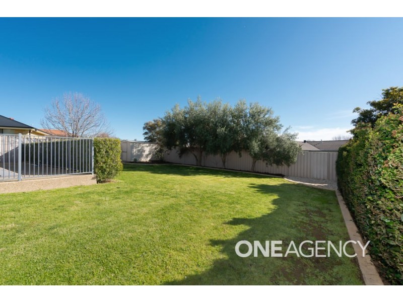 10 DEAKIN AVENUE, Lloyd NSW 2650