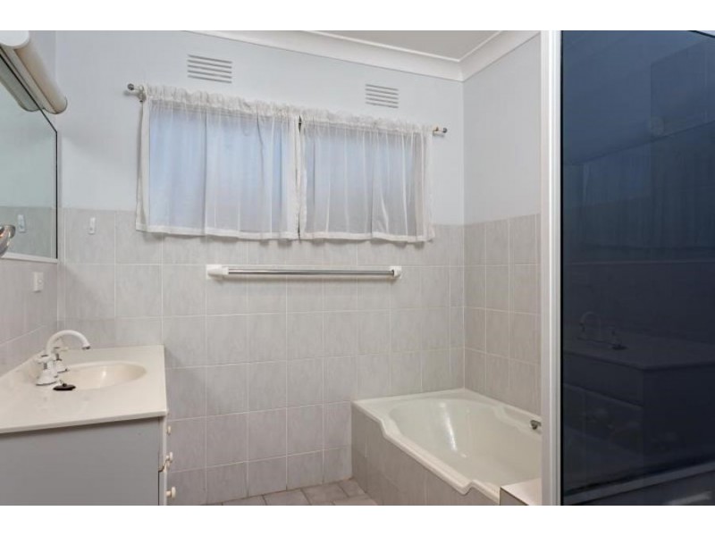 20 DALKEITH AVENUE, Lake Albert NSW 2650