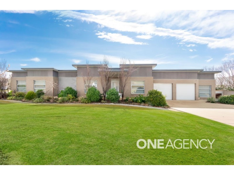 2 PLUNKETT DRIVE, Lake Albert NSW 2650