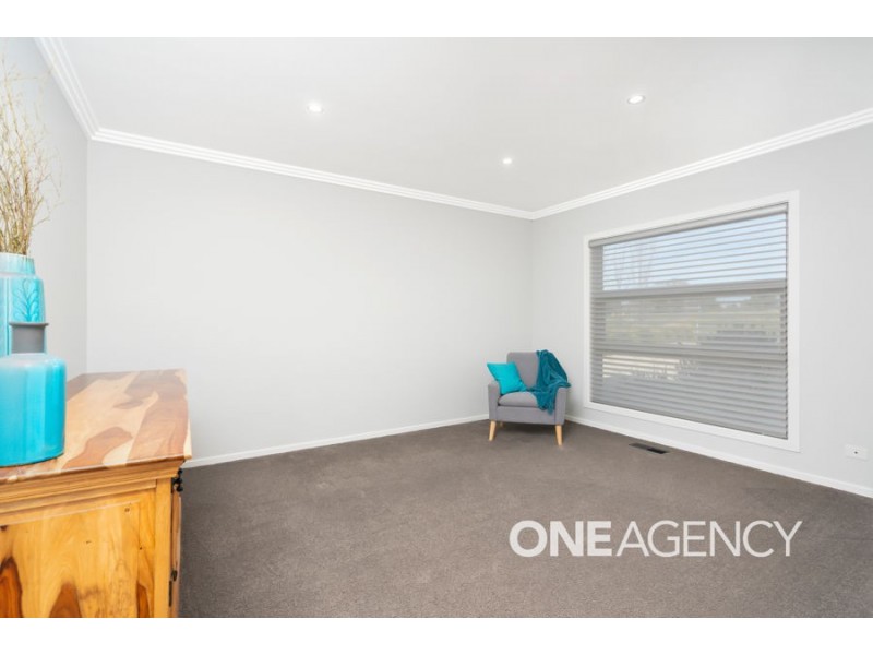 2 PLUNKETT DRIVE, Lake Albert NSW 2650