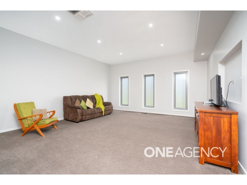 2 PLUNKETT DRIVE, Lake Albert NSW 2650