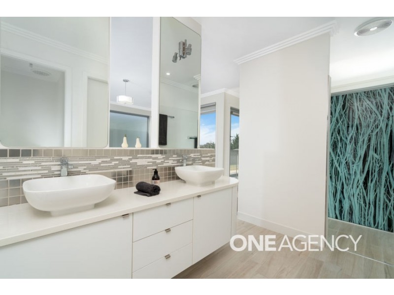 2 PLUNKETT DRIVE, Lake Albert NSW 2650