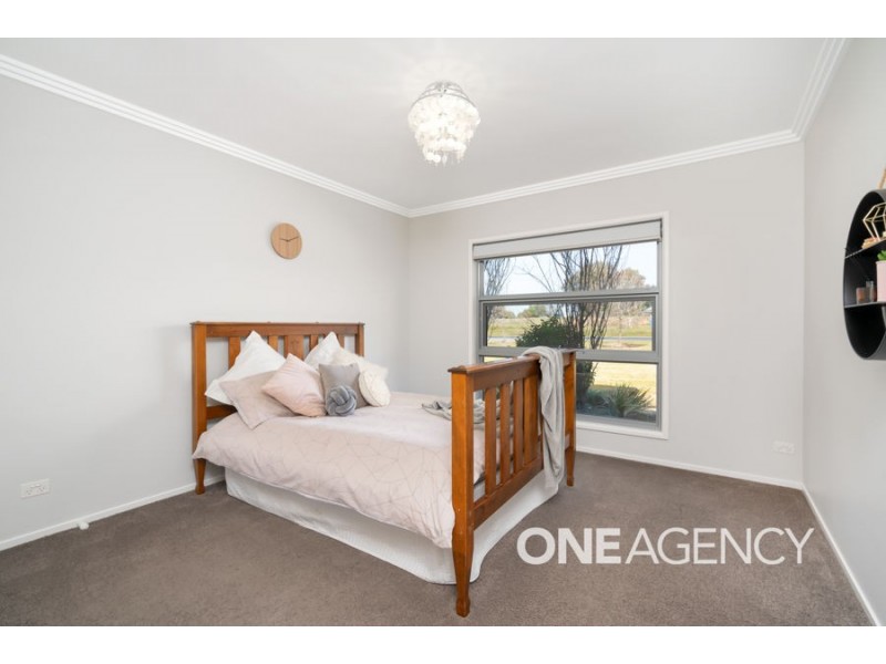 2 PLUNKETT DRIVE, Lake Albert NSW 2650