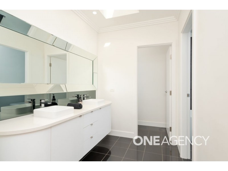 2 PLUNKETT DRIVE, Lake Albert NSW 2650