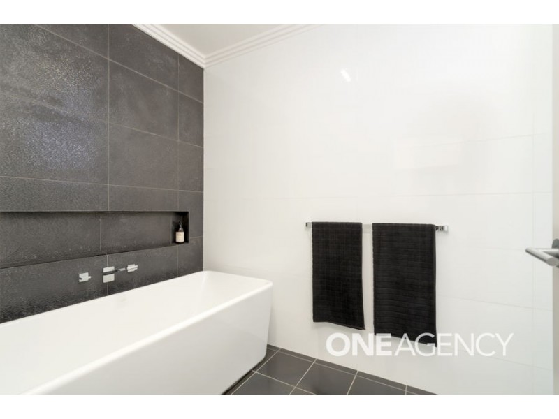 2 PLUNKETT DRIVE, Lake Albert NSW 2650