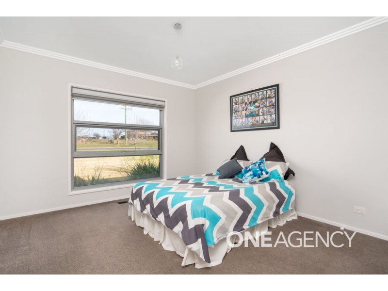 2 PLUNKETT DRIVE, Lake Albert NSW 2650