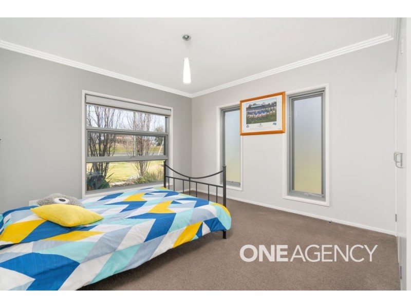 2 PLUNKETT DRIVE, Lake Albert NSW 2650