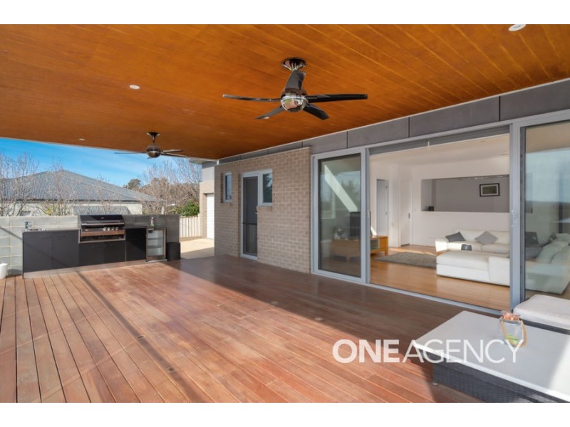 2 PLUNKETT DRIVE, Lake Albert NSW 2650