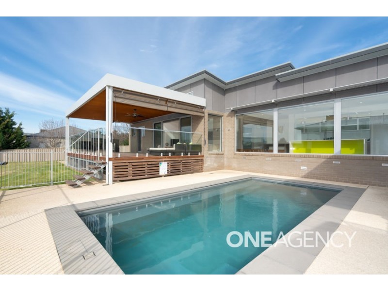 2 PLUNKETT DRIVE, Lake Albert NSW 2650