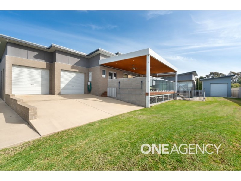 2 PLUNKETT DRIVE, Lake Albert NSW 2650