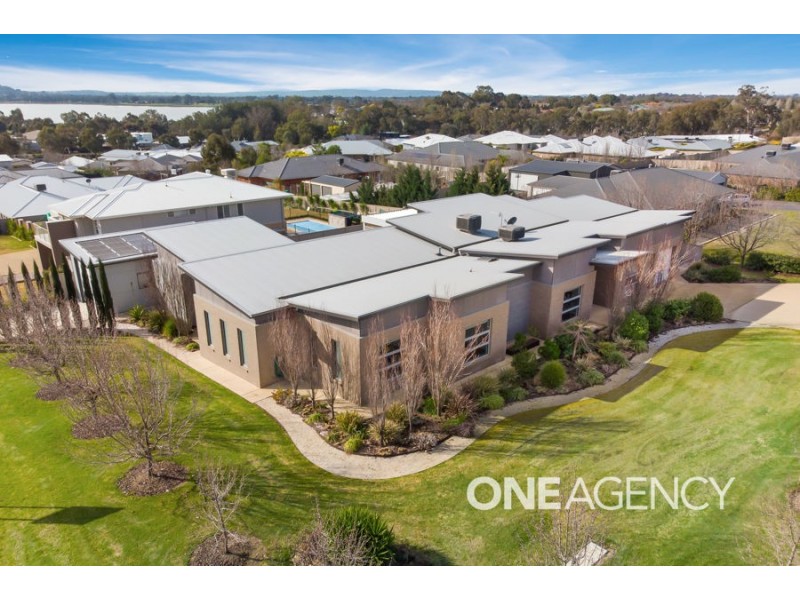 2 PLUNKETT DRIVE, Lake Albert NSW 2650