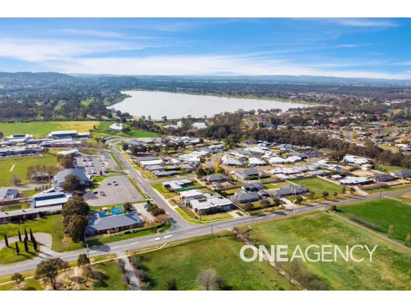 2 PLUNKETT DRIVE, Lake Albert NSW 2650