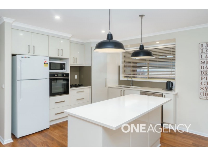 4 LYNDOCH PLACE, Bourkelands NSW 2650