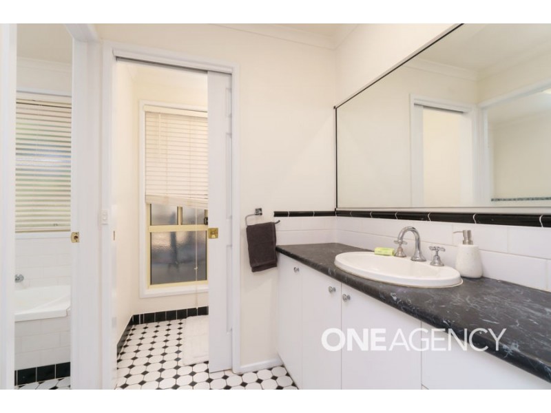 4 LYNDOCH PLACE, Bourkelands NSW 2650