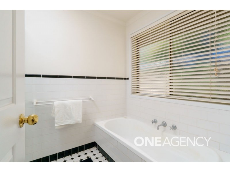 4 LYNDOCH PLACE, Bourkelands NSW 2650