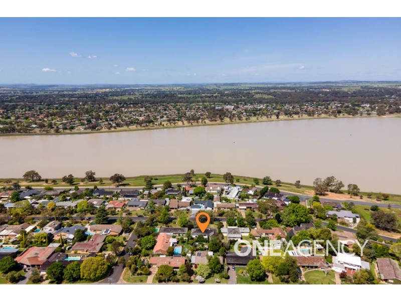 22 DALKEITH AVENUE, Lake Albert NSW 2650