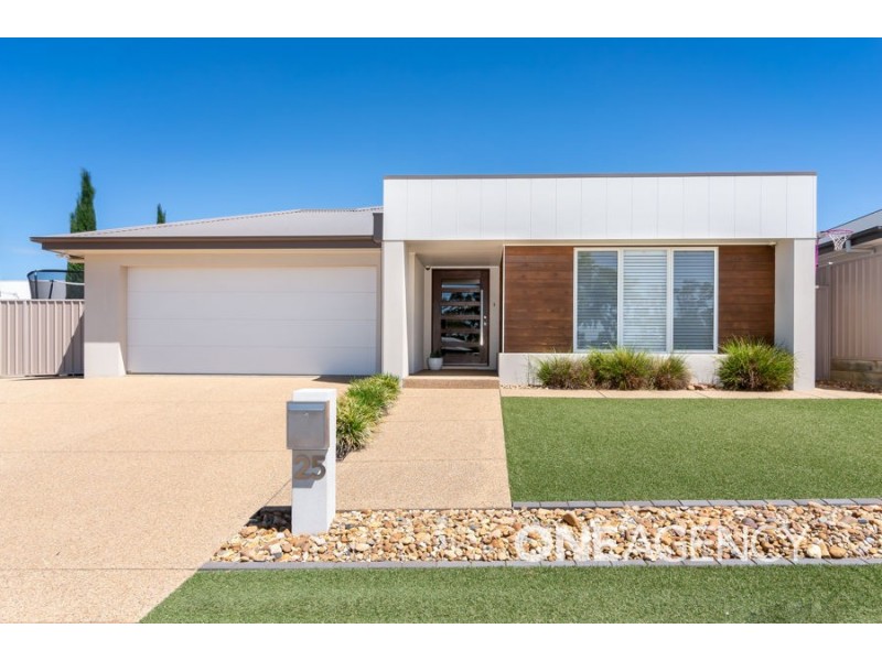 25 BARTON AVENUE, Lloyd NSW 2650