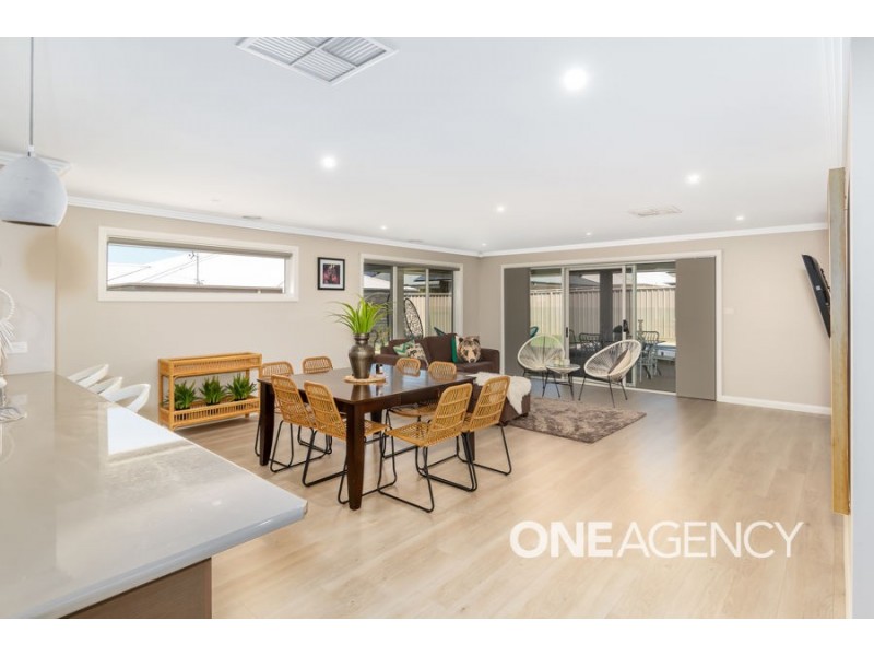 25 BARTON AVENUE, Lloyd NSW 2650