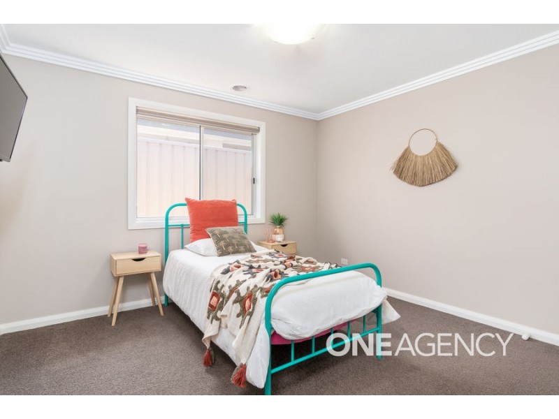 25 BARTON AVENUE, Lloyd NSW 2650