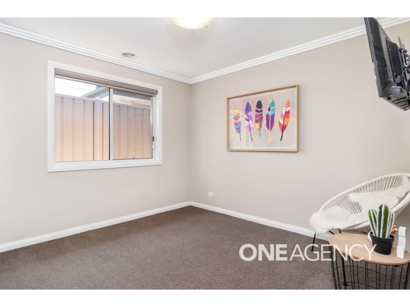 25 BARTON AVENUE, Lloyd NSW 2650