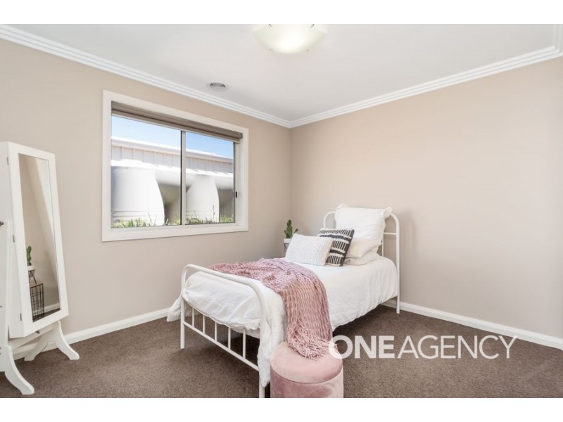 25 BARTON AVENUE, Lloyd NSW 2650