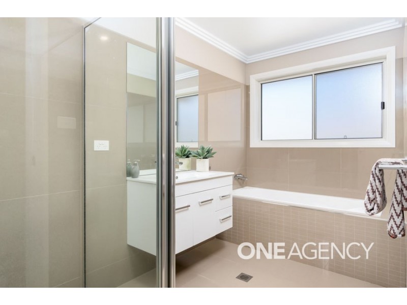 25 BARTON AVENUE, Lloyd NSW 2650