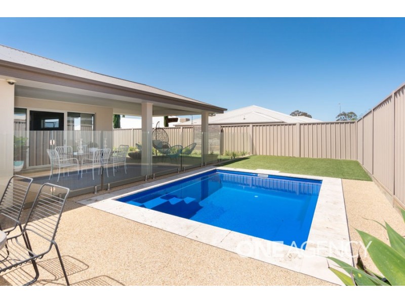 25 BARTON AVENUE, Lloyd NSW 2650